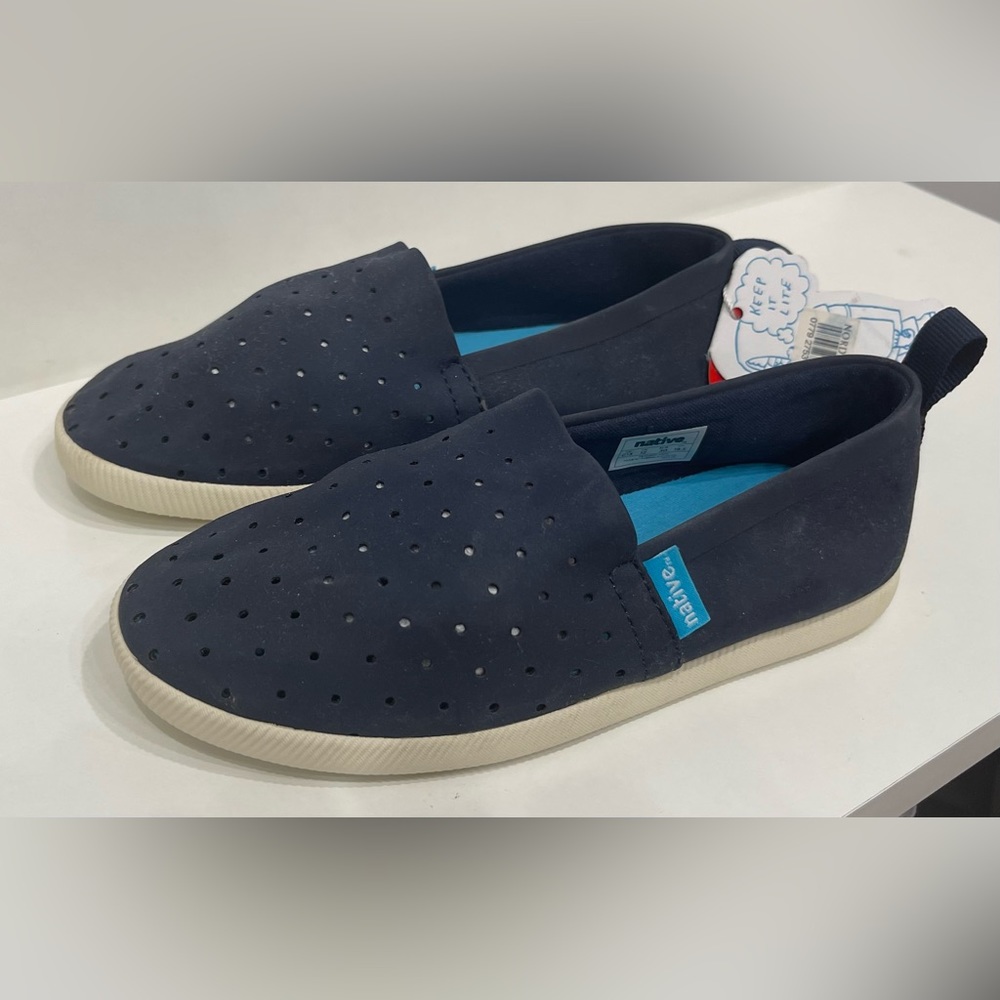 New with tags navy blue native keep it lite shoes kids girls